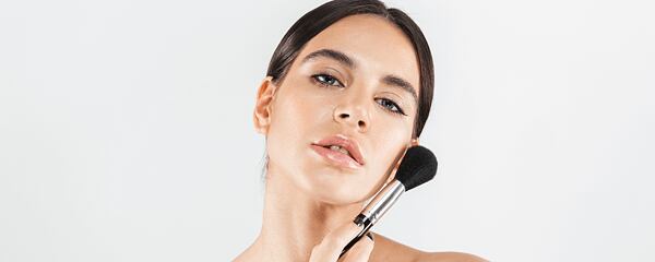 Grunge make-up 2025: návrat 90. rokov v modernej "čistej" verzii